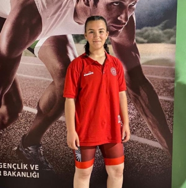 Antalya'da ailesinden gizli başladığı güreşte şampiyon oldu