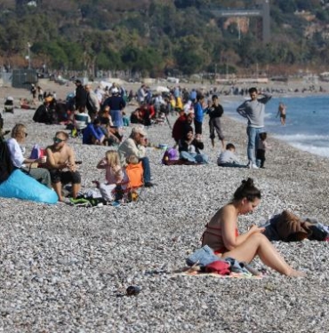 Antalya'da yağış sonrası deniz keyfi