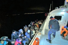 Aydın'da sürüklenen bottaki 51 kaçak göçmen kurtarıldı 33 Aydın'da sürüklenen bottaki 51 kaçak göçmen kurtarıldı