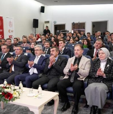 Bakan Tekin, kısa film yarışmasında dereceye girenlere plaket verdi