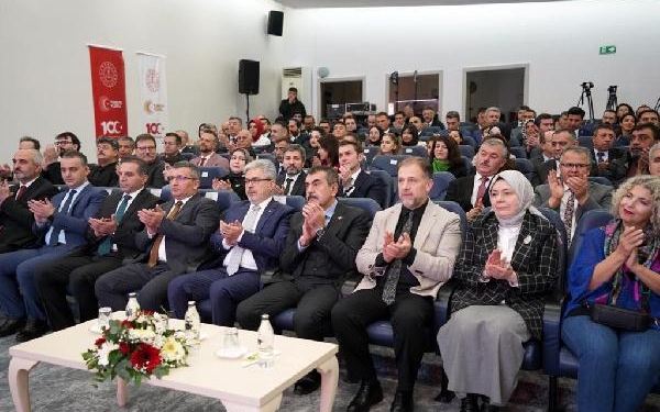 Bakan Tekin, kısa film yarışmasında dereceye girenlere plaket verdi