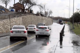 Bakırköy'de cadde göle döndü; 2 araç mahsur kaldı 40 Bakırköy'de cadde göle döndü; 2 araç mahsur kaldı