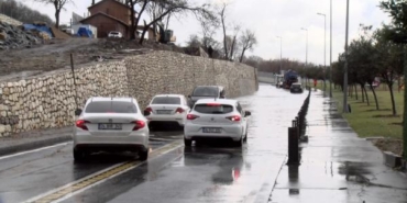 Bakırköy'de cadde göle döndü; 2 araç mahsur kaldı