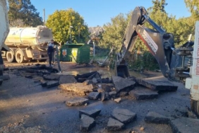 Bodrum'da ana su isale hattı patladı, yol trafiğe kapandı 19 Bodrum'da ana su isale hattı patladı, yol trafiğe kapandı