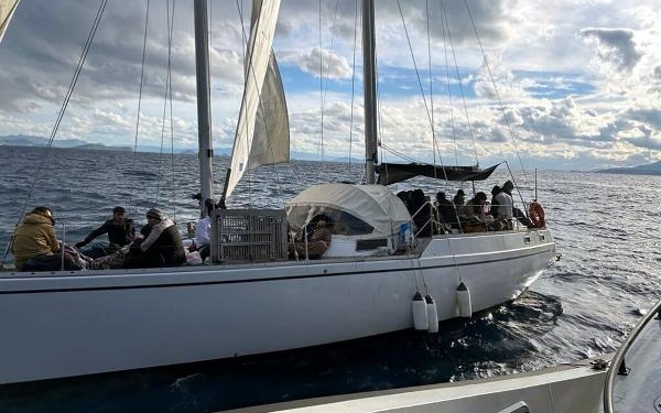 Bodrum'da arızalanan tekne ile bottaki 136 kaçak göçmen kurtarıldı