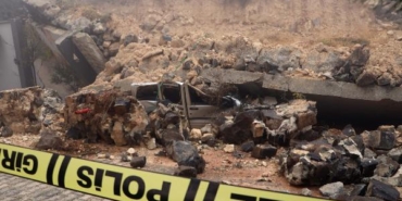 Gaziantep'te dünkü sağanakta yol çöktü, istinat duvarı araçların üzerine devrildi