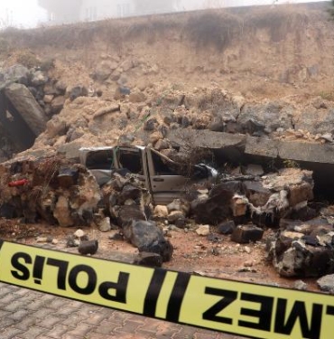 Gaziantep'te dünkü sağanakta yol çöktü, istinat duvarı araçların üzerine devrildi