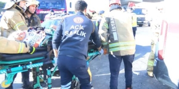 (Geniş haber) Kuzey Marmara Otoyolu’nda iki otomobil ile TIR çarpıştı: 6 yaralı