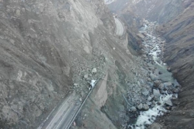 Hakkari-Van kara yolunda heyelan; kamyonetteki 3 kişi yaralandı/ Ek fotoğraflar 16 Hakkari-Van kara yolunda heyelan; kamyonetteki 3 kişi yaralandı/ Ek fotoğraflar
