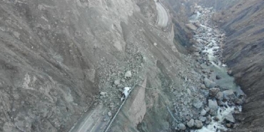 Hakkari-Van kara yolunda heyelan; kamyonetteki 3 kişi yaralandı/ Ek fotoğraflar