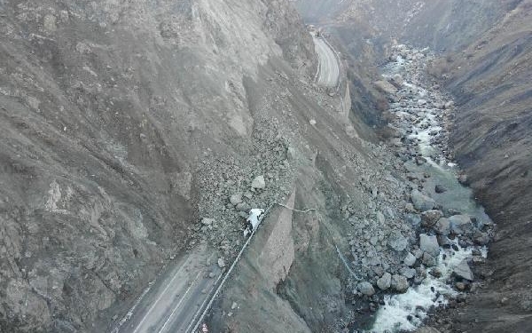 Hakkari-Van kara yolunda heyelan; kamyonetteki 3 kişi yaralandı/ Ek fotoğraflar