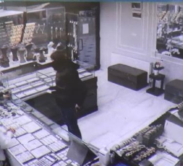 Kar maskesiyle girip bilezik fiyatı sorduğu kuyumcuyu 1 gün sonra silahla soydu