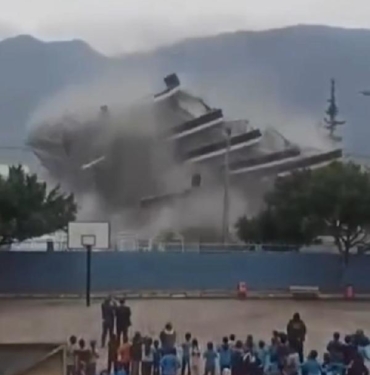 Okul yanında kontrollü yıkım; bahçedeki öğrenciler koşarak kaçtı