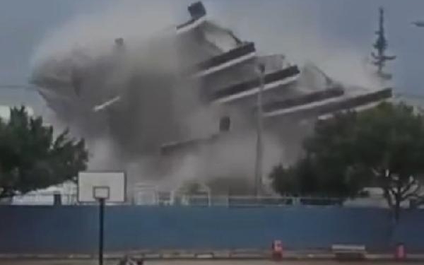 Okul yanında kontrollü yıkım; bahçedeki öğrenciler koşarak kaçtı