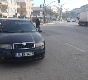 Otomobilinde tabancayla vurulmuş olarak bulundu; cinayet şüphesi araştırılıyor