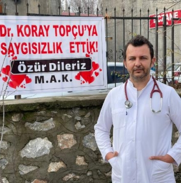 Tartıştıkları doktordan pankartla özür dilediler