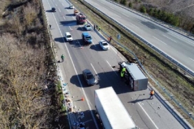 TEM'de 2 kamyonet çarpıştı; 1 sürücü yaralı 21 TEM'de 2 kamyonet çarpıştı; 1 sürücü yaralı