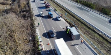 TEM'de 2 kamyonet çarpıştı; 1 sürücü yaralı