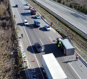 TEM'de 2 kamyonet çarpıştı; 1 sürücü yaralı