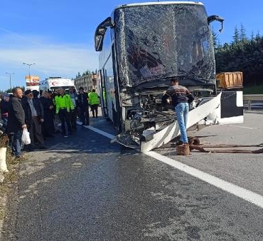 TEM'de yolcu otobüsü, TIR'a arkadan çarptı: 13 yaralı