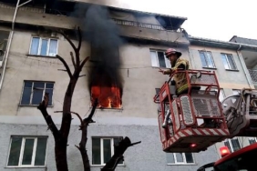 4 katlı binadaki yangında balkondan atlayan kadın yaralandı, 8'i çocuk 14 kişi dumandan etkilendi