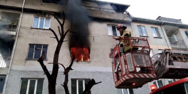 4 katlı binadaki yangında balkondan atlayan kadın yaralandı, 8'i çocuk 14 kişi dumandan etkilendi