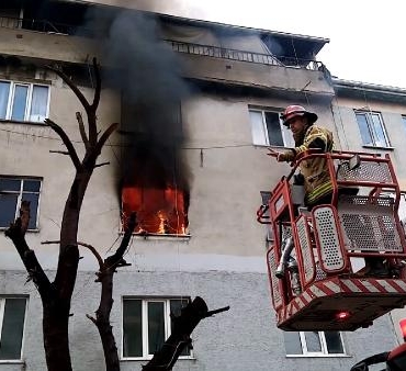 4 katlı binadaki yangında balkondan atlayan kadın yaralandı, 8'i çocuk 14 kişi dumandan etkilendi