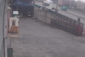 Başakşehir'de facianın eşiğinden dönülen TIR kazası kamerada