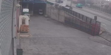 Başakşehir'de facianın eşiğinden dönülen TIR kazası kamerada