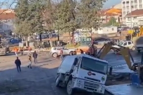 Çöken yolda kalan kamyon iş makineleriyle çıkarıldı 4 Çöken yolda kalan kamyon iş makineleriyle çıkarıldı