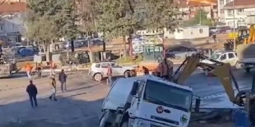 Çöken yolda kalan kamyon iş makineleriyle çıkarıldı