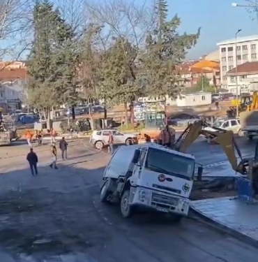 Çöken yolda kalan kamyon iş makineleriyle çıkarıldı