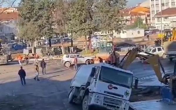 Çöken yolda kalan kamyon iş makineleriyle çıkarıldı