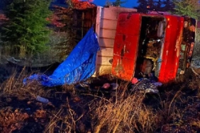 Devrilen kamyonun şoförü öldü 25 Devrilen kamyonun şoförü öldü