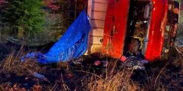 Devrilen kamyonun şoförü öldü