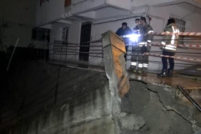 (Ek bilgi ve görüntülerle) Avcılar'da 4 katlı binanın istinat duvarı çöktü 7 (Ek bilgi ve görüntülerle) Avcılar'da 4 katlı binanın istinat duvarı çöktü