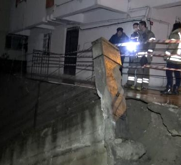 (Ek bilgi ve görüntülerle) Avcılar'da 4 katlı binanın istinat duvarı çöktü 3 (Ek bilgi ve görüntülerle) Avcılar'da 4 katlı binanın istinat duvarı çöktü