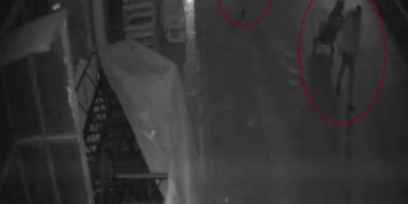 El arabasıyla dolaşıp, bahçe koltuğunu çaldılar 2 El arabasıyla dolaşıp, bahçe koltuğunu çaldılar