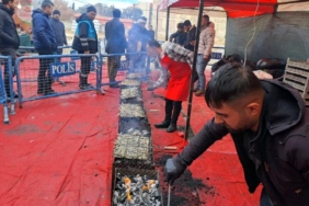 Erciş'te, fuarda 4 bin kişiye hamsi ikramı 13 Erciş'te, fuarda 4 bin kişiye hamsi ikramı