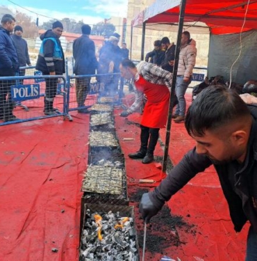 Erciş'te, fuarda 4 bin kişiye hamsi ikramı