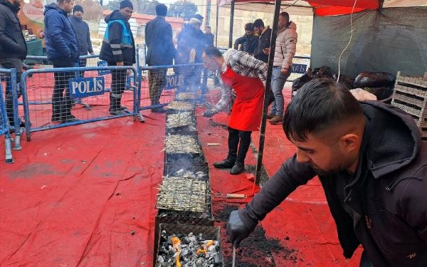 Erciş'te, fuarda 4 bin kişiye hamsi ikramı