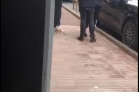 Fatih'te değnekçilere gözaltı; 250 lira veren turistlere polisten uyarı 23 Fatih'te değnekçilere gözaltı; 250 lira veren turistlere polisten uyarı