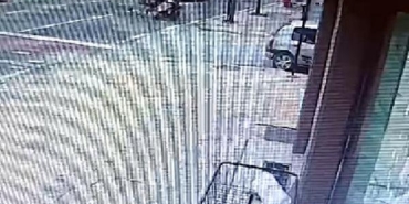 Motosikletin, bisiklete çarptığı kaza kamerada: 2 yaralı