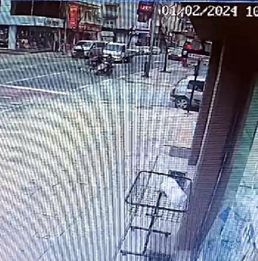 Motosikletin, bisiklete çarptığı kaza kamerada: 2 yaralı