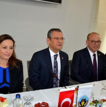 Özgür Özel: Emeklilerin hepsi ne CHP'lidir ne İYİ Partilidir ne de bir siyasi görüştendir 3 Özgür Özel: Emeklilerin hepsi ne CHP'lidir ne İYİ Partilidir ne de bir siyasi görüştendir