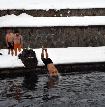 Sıfırın altında 6 derecede gölete girdiler