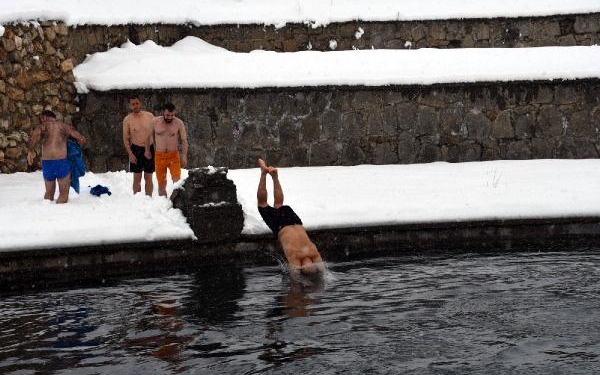 Sıfırın altında 6 derecede gölete girdiler