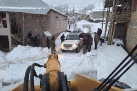 Siirt'te 2 hasta, kardan kapanan yolların açılmasıyla hastaneye ulaştırıldı