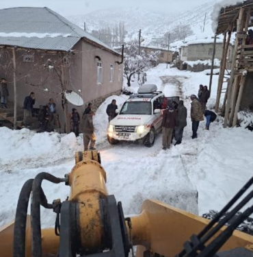 Siirt'te 2 hasta, kardan kapanan yolların açılmasıyla hastaneye ulaştırıldı