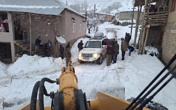 Siirt'te 2 hasta, kardan kapanan yolların açılmasıyla hastaneye ulaştırıldı 1 Siirt'te 2 hasta, kardan kapanan yolların açılmasıyla hastaneye ulaştırıldı